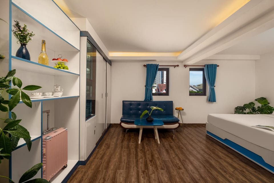 Bed, Photo of the whole room, Seating area, Bedroom