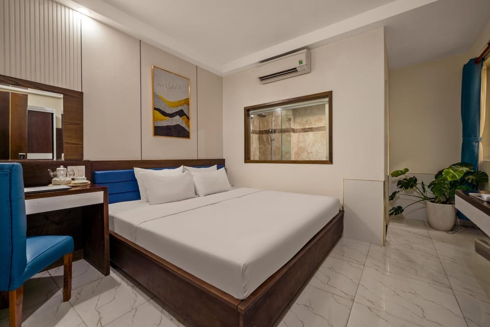 Bed, TV and multimedia, Photo of the whole room, Seating area, Bedroom, air conditioner