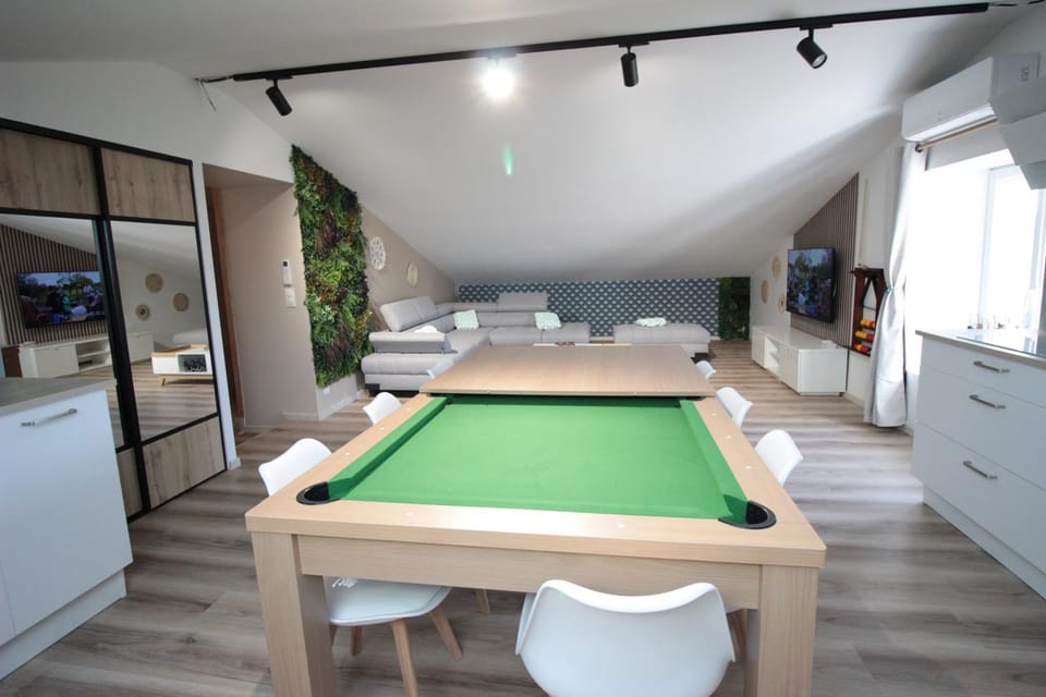 Verdun Centre - Full climatisation - 3 chambres - 7 couchages - 10 personnes - Parking Proche - Terrain 800m2 - Balnéothérapie - Air de jeux extérieurs - TOP CONFORT - Géré par PrestaZen'Services Apartment in Verdun