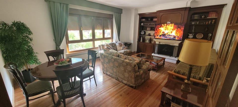 Communal lounge/ TV room, TV and multimedia, Living room, fireplace