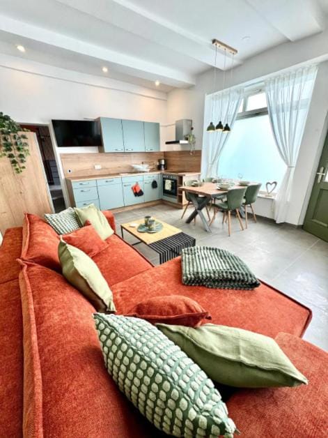 Kitchen or kitchenette, Living room, Seating area, Dining area