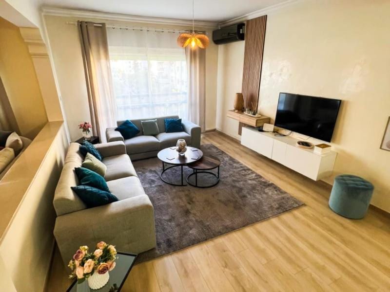 TV and multimedia, Living room, Evening entertainment