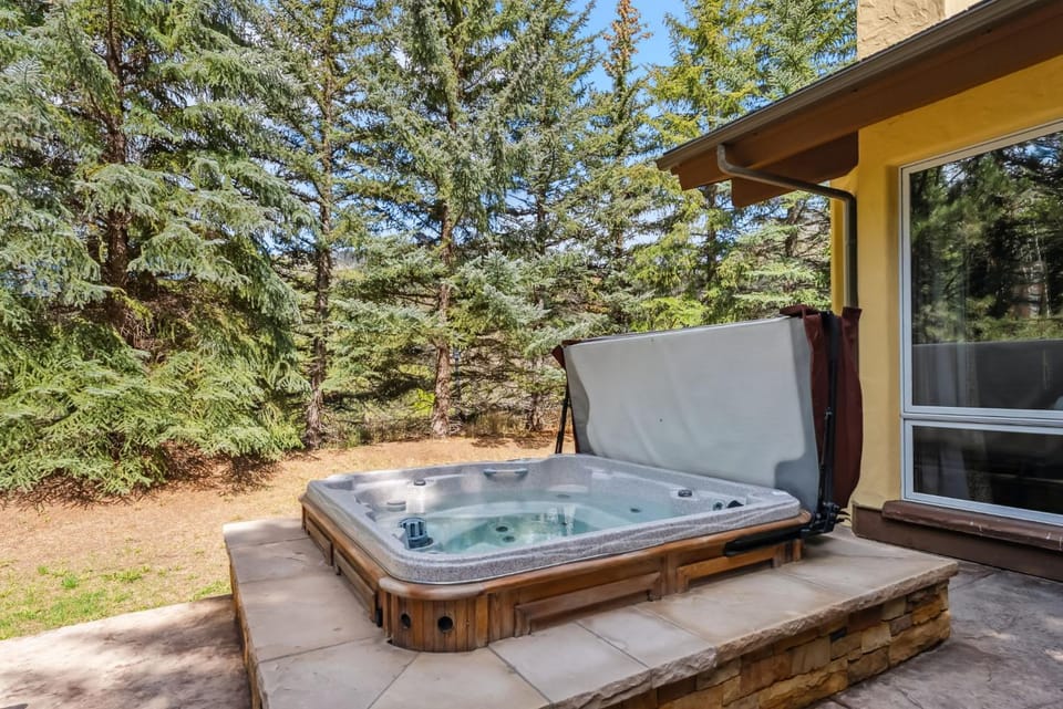 Cascade Village 4BR Hot Tub Shuttle Access House in Vail