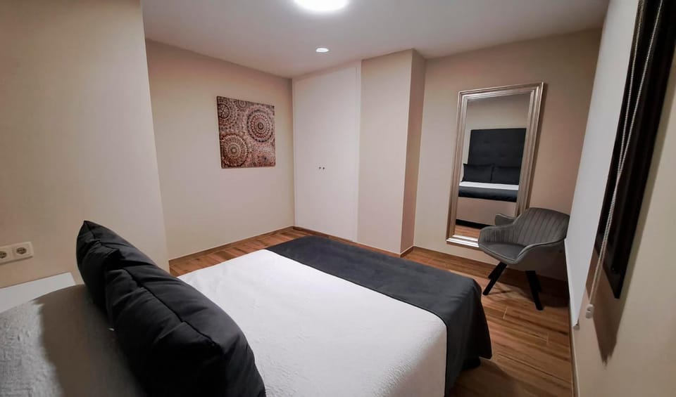 Photo of the whole room, Bedroom