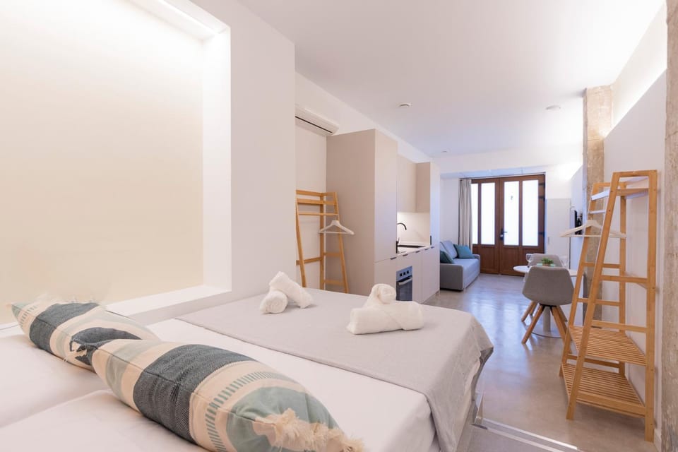 Bed, Living room, Photo of the whole room, towels