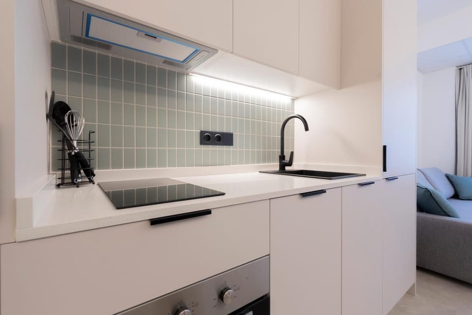 Kitchen or kitchenette, dishwasher, oven