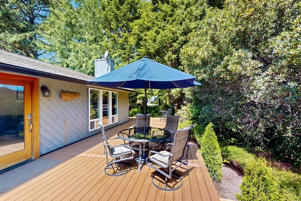 Cozy Depoe Bay retreat with ocean and beach access via trail House in Lincoln Beach