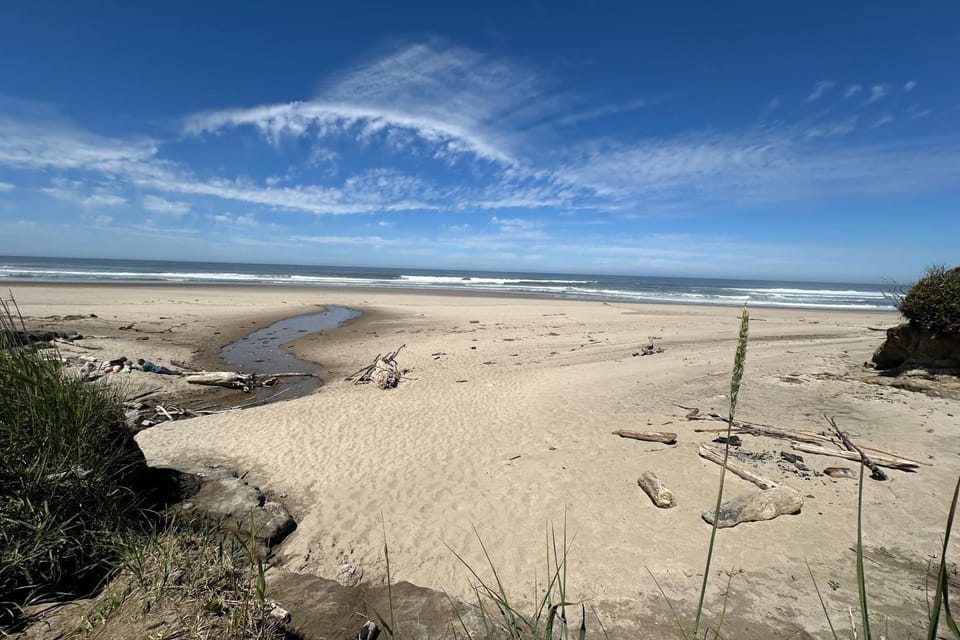 Cozy Depoe Bay retreat with ocean and beach access via trail House in Lincoln Beach