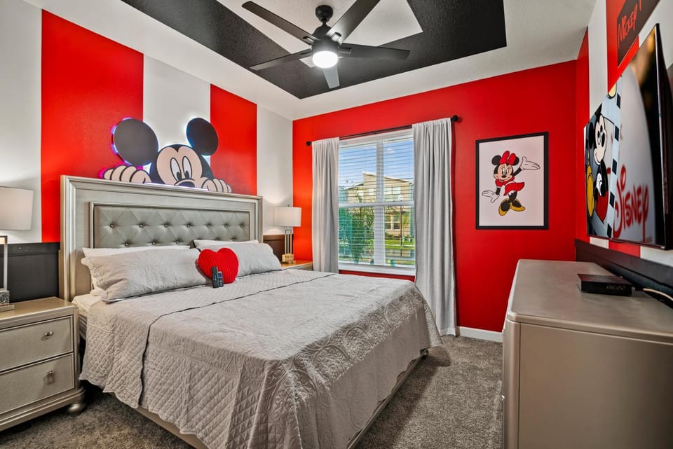 Bed, TV and multimedia, Photo of the whole room, Bedroom
