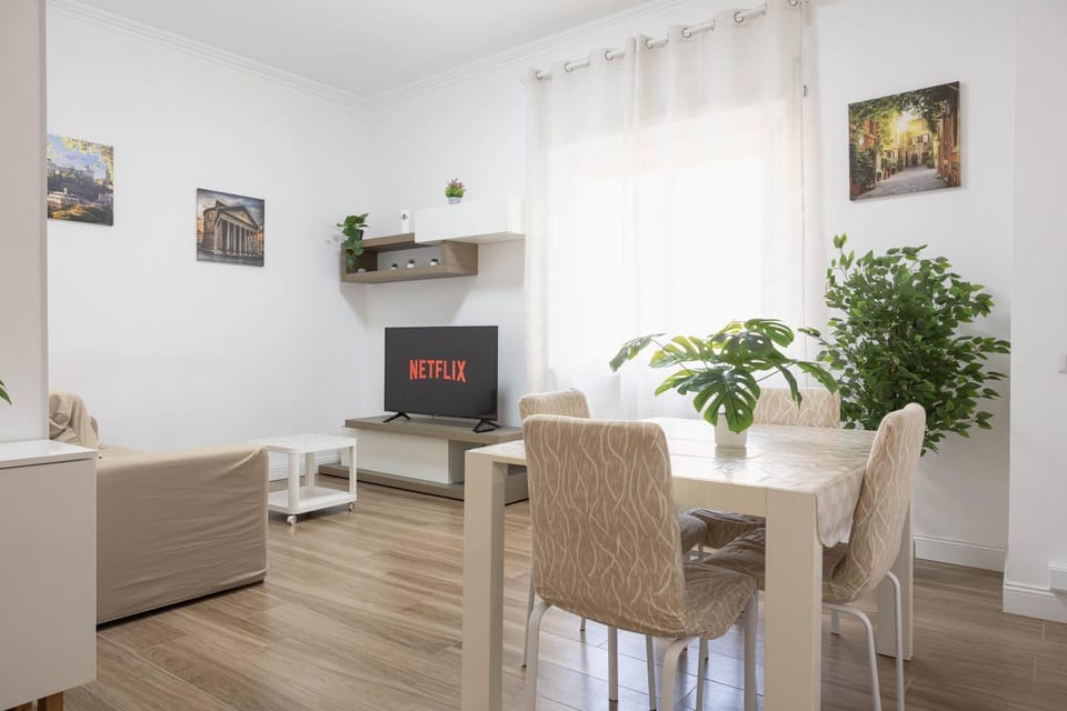 TV and multimedia, Living room, Seating area, Dining area