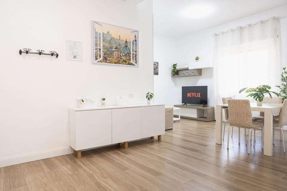 TV and multimedia, Living room, Seating area, Dining area