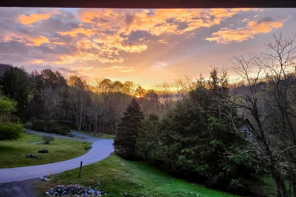 Sunrise Summit House in Seven Devils