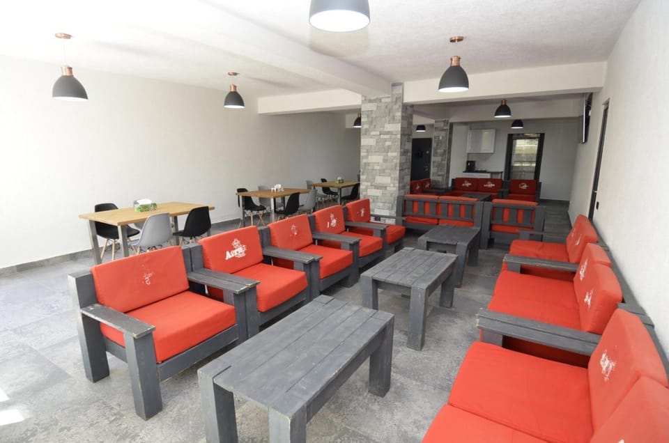 Restaurant/places to eat, Kitchen or kitchenette, Living room, Seating area, Breakfast
