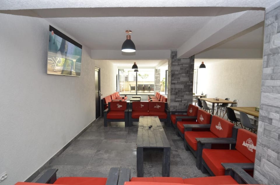 Restaurant/places to eat, Communal lounge/ TV room, TV and multimedia, Banquet/Function facilities, Seating area, Breakfast