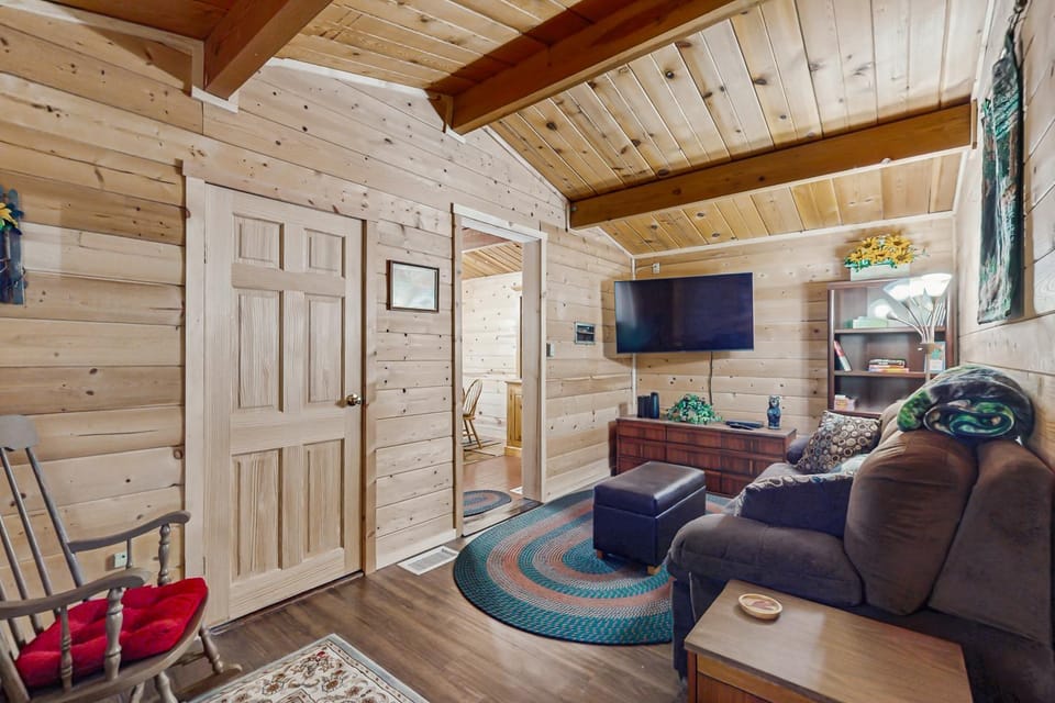 7 Mi to Ski Resorts: Dog-Friendly Sugarloaf Cabin Cabin in Southern California