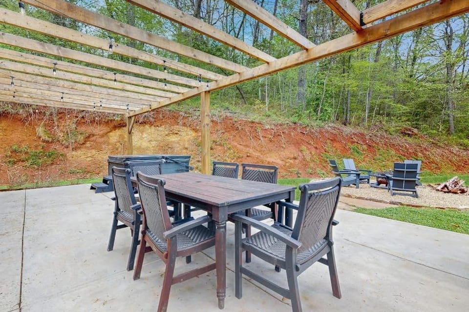 Wolfhaven House in Swain County