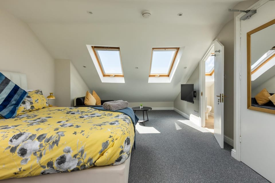 Stylish Urban Retreat- Fast WiFi & Private Ensuite Apartment in Bristol