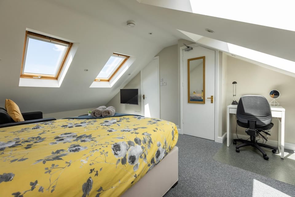 Stylish Urban Retreat- Fast WiFi & Private Ensuite Apartment in Bristol