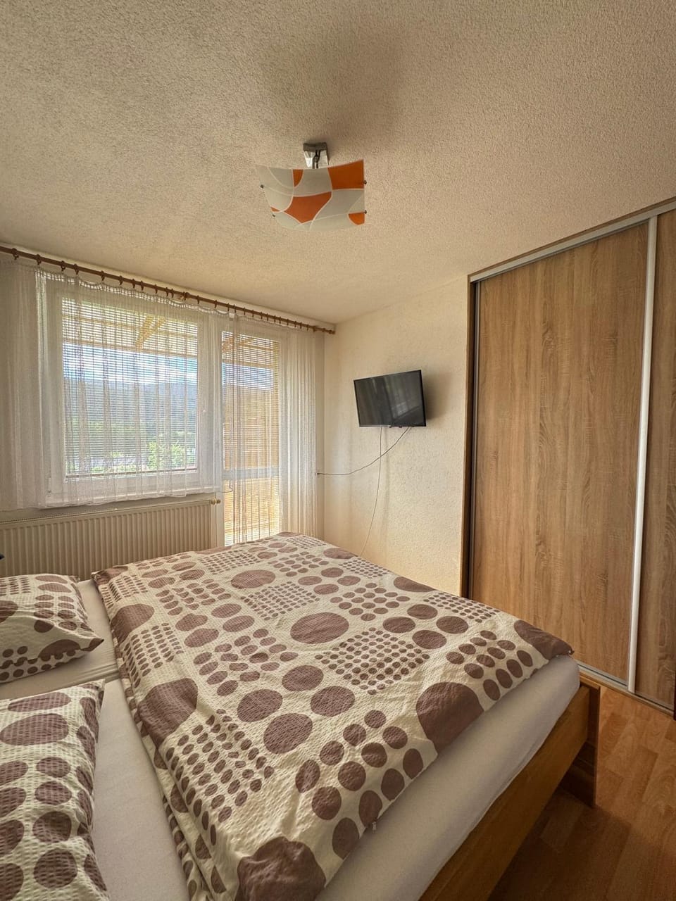 Bed, TV and multimedia, Bedroom