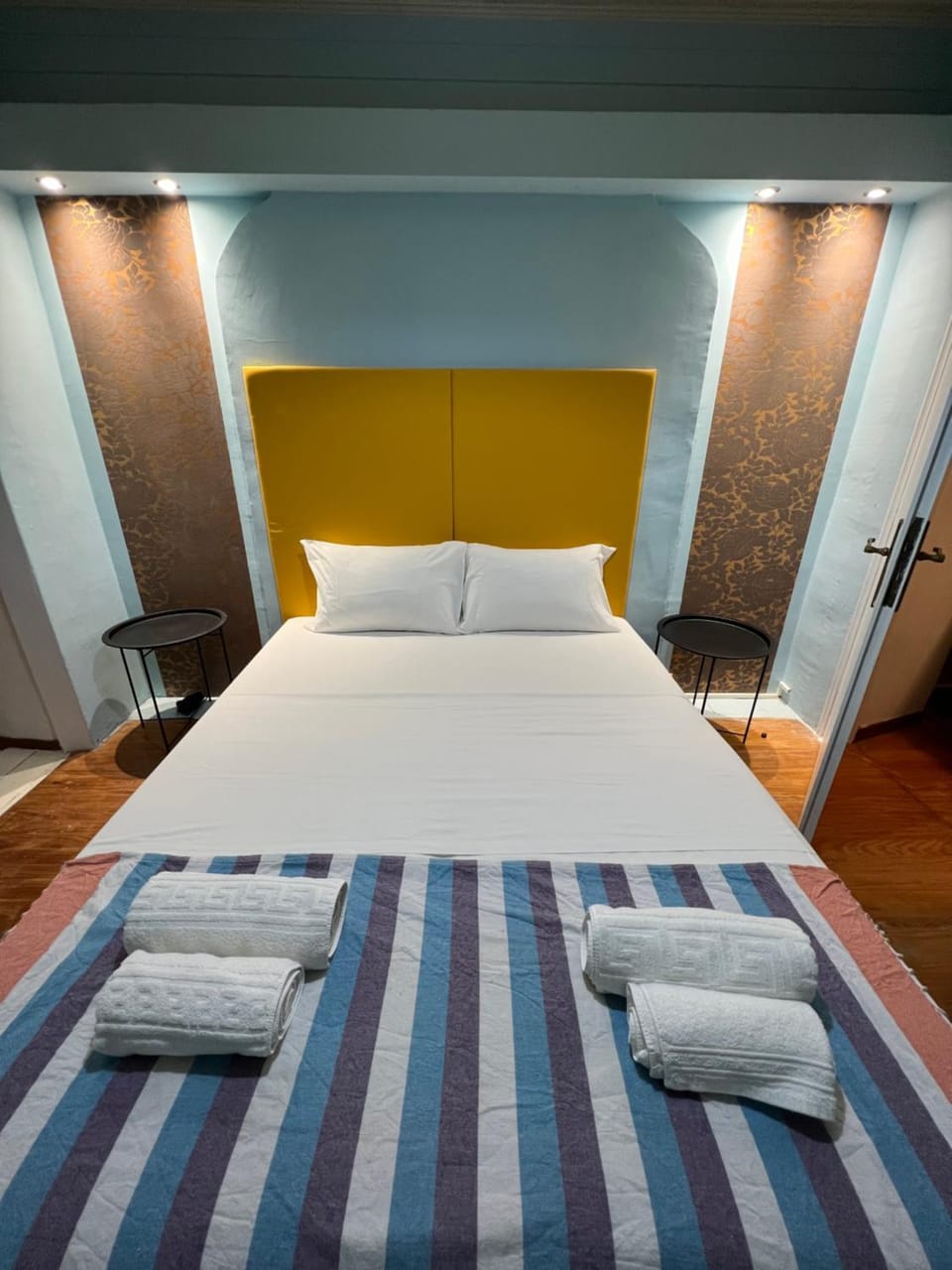 Bed, Bedroom, towels