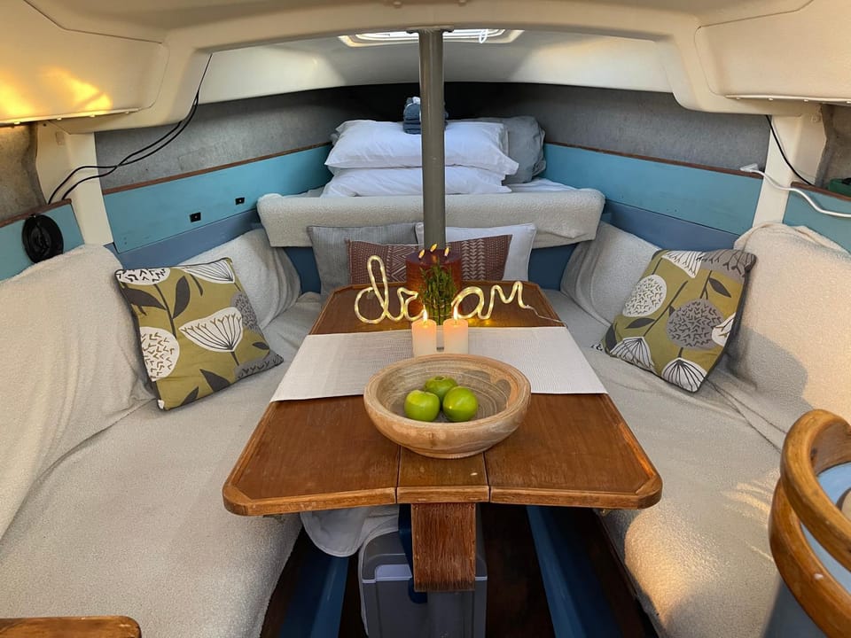Cosy, Romantic, Fun Yacht Getaway, Torquay, England Docked boat in Torquay