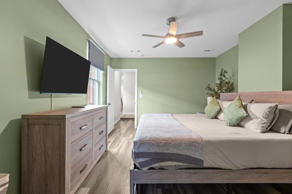 4 Bedroom 5 Bathroom House Pittsburgh Sleeps 12 Pet Friendly Near Stadium House in Pittsburgh