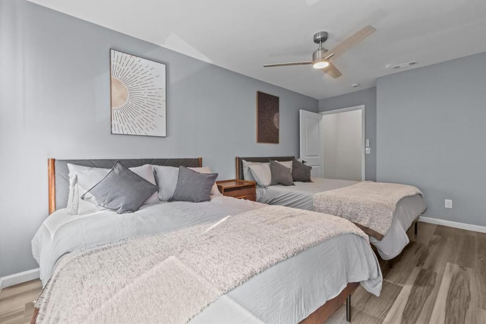 4 Bedroom 5 Bathroom House Pittsburgh Sleeps 12 Pet Friendly Near Stadium House in Pittsburgh