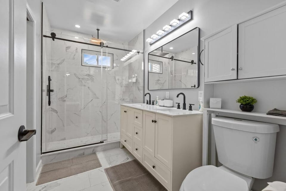 4 Bedroom 5 Bathroom House Pittsburgh Sleeps 12 Pet Friendly Near Stadium House in Pittsburgh