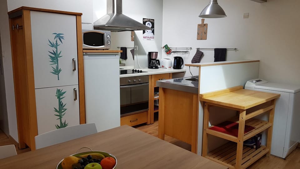 Kitchen or kitchenette, oven