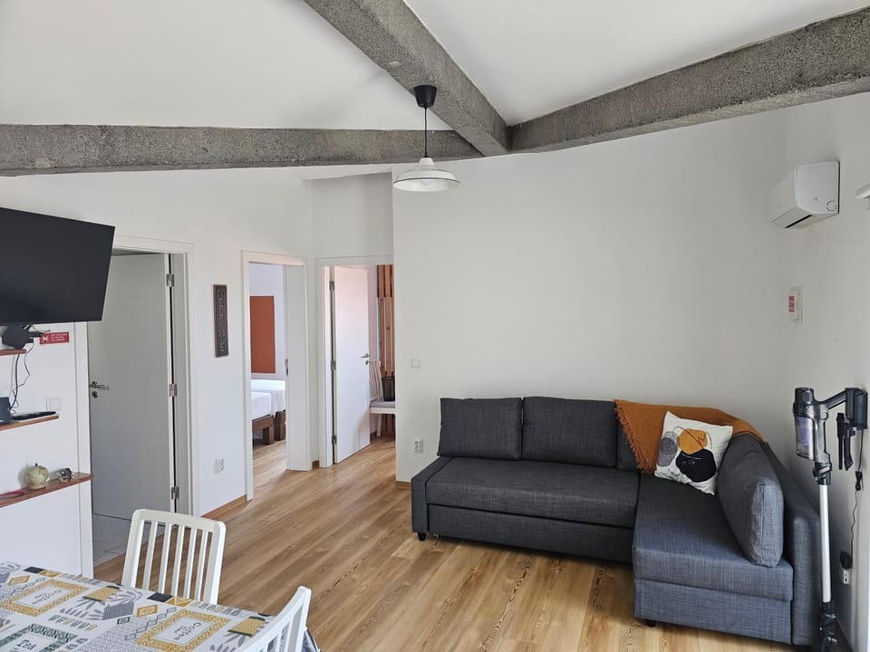 TV and multimedia, Living room, Seating area, Dining area