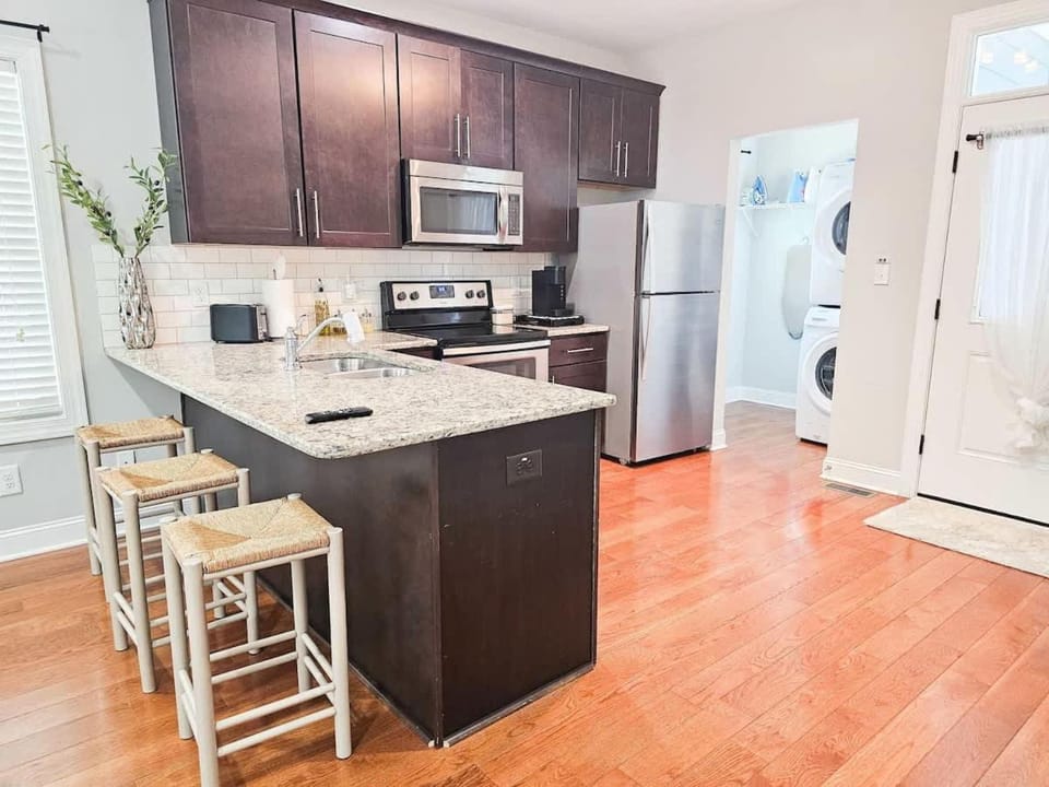 Fire Pit - 4 Min from UNC - 7 Min from Carrboro - Fast Wi-Fi House in Chapel Hill
