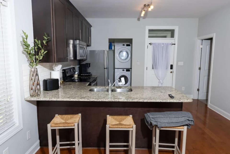 Fire Pit - 4 Min from UNC - 7 Min from Carrboro - Fast Wi-Fi House in Chapel Hill