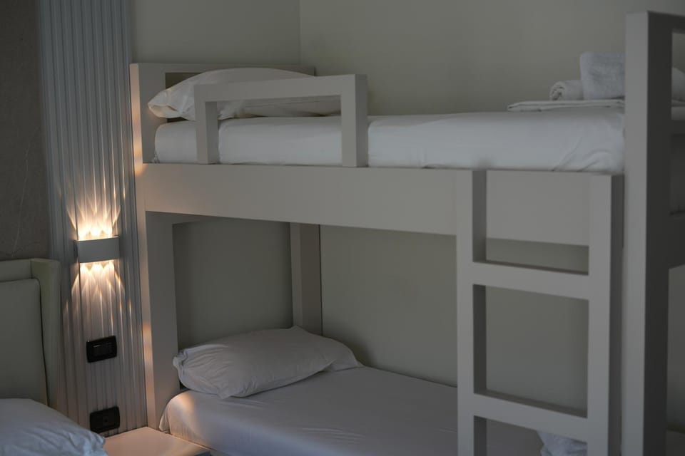 Bedroom, bunk bed