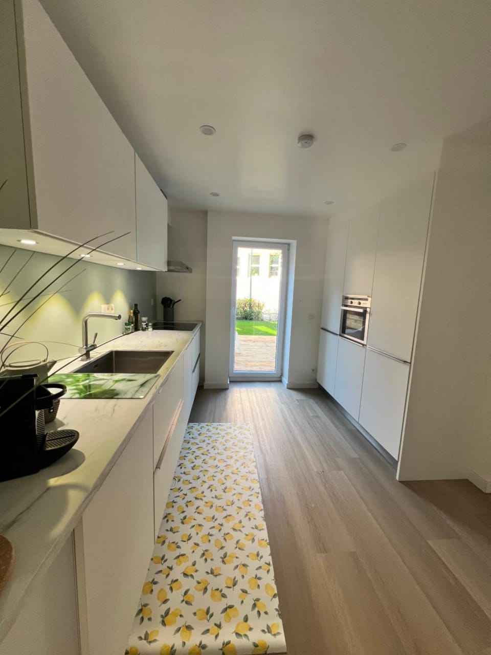 Kitchen or kitchenette, oven, pet friendly, stove