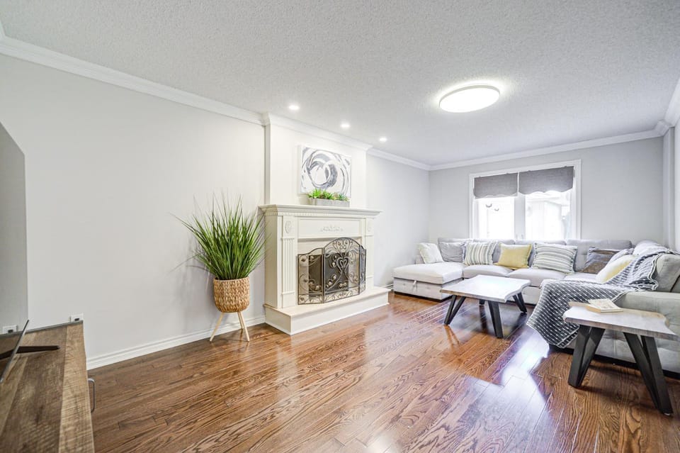 Upper-Level Classic House in Richmond Hill Villa in Richmond Hill