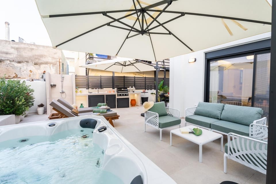 Patio, BBQ facilities, Garden, Hot Tub, Spa and wellness centre/facilities, Swimming pool, sunbed