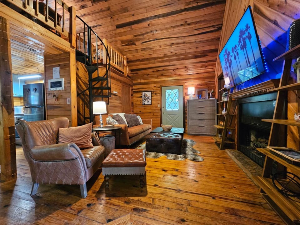 Communal lounge/ TV room, TV and multimedia, Living room, Seating area, Evening entertainment