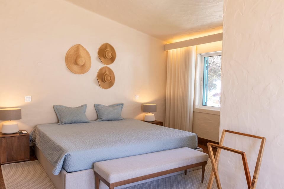 Bed, Living room, Photo of the whole room, Seating area, Bedroom