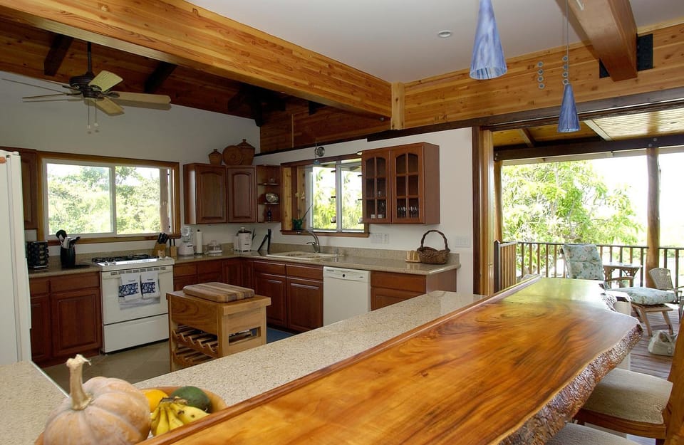 Manini Point Houseat Kealakekua Bay House in Kealakekua Bay