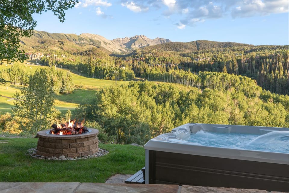 Nearby landmark, Natural landscape, Hot Tub, Hot Tub, Mountain view