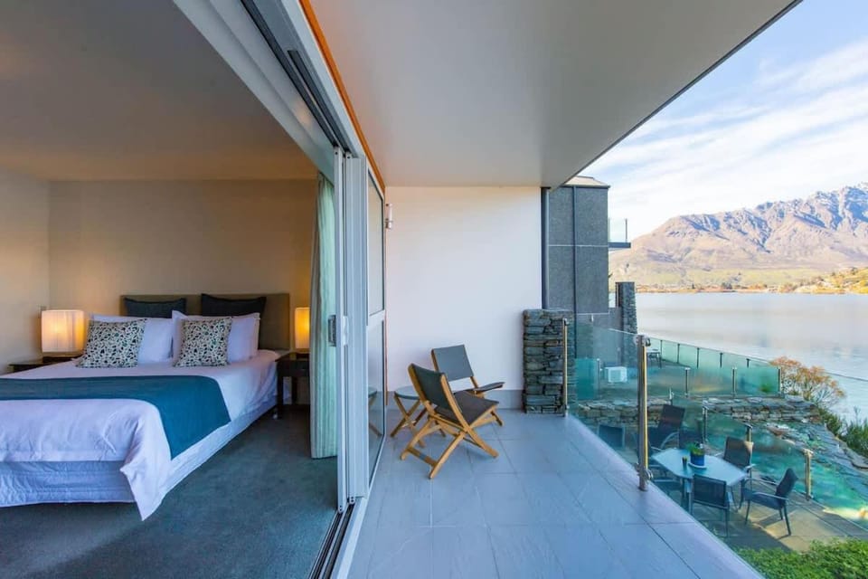 Alpine Village - Lake Edge Studio Apartment Inn in Queenstown
