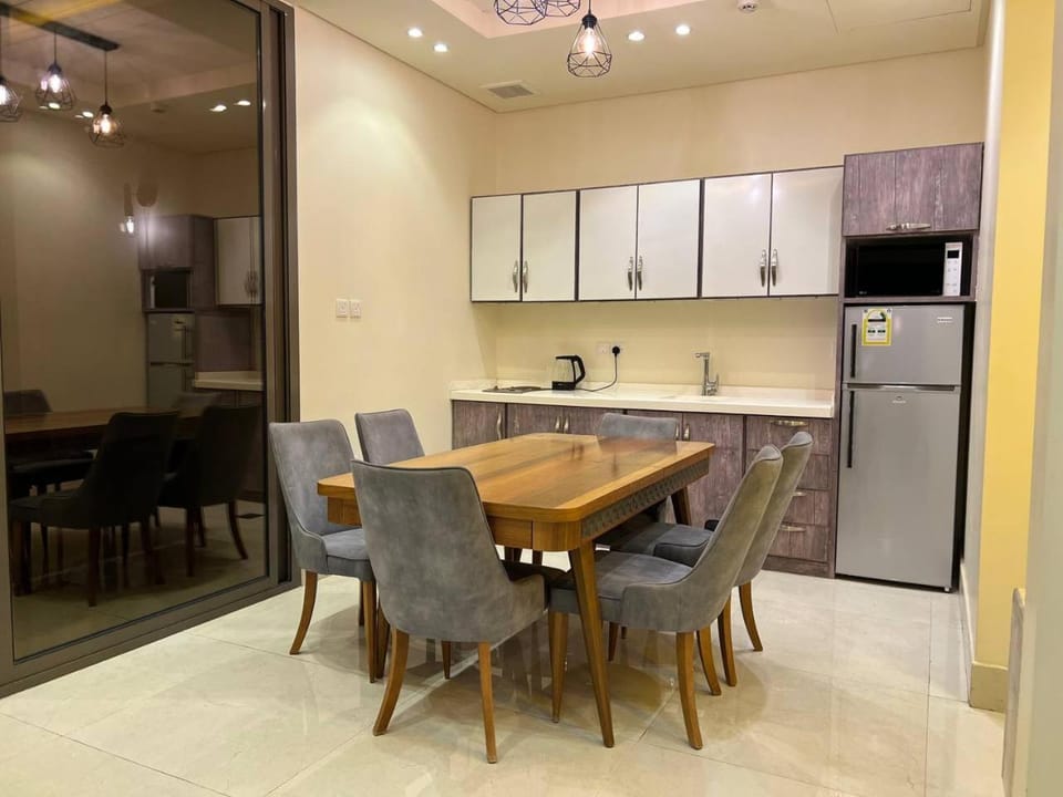 Kitchen or kitchenette, Dining area, minibar