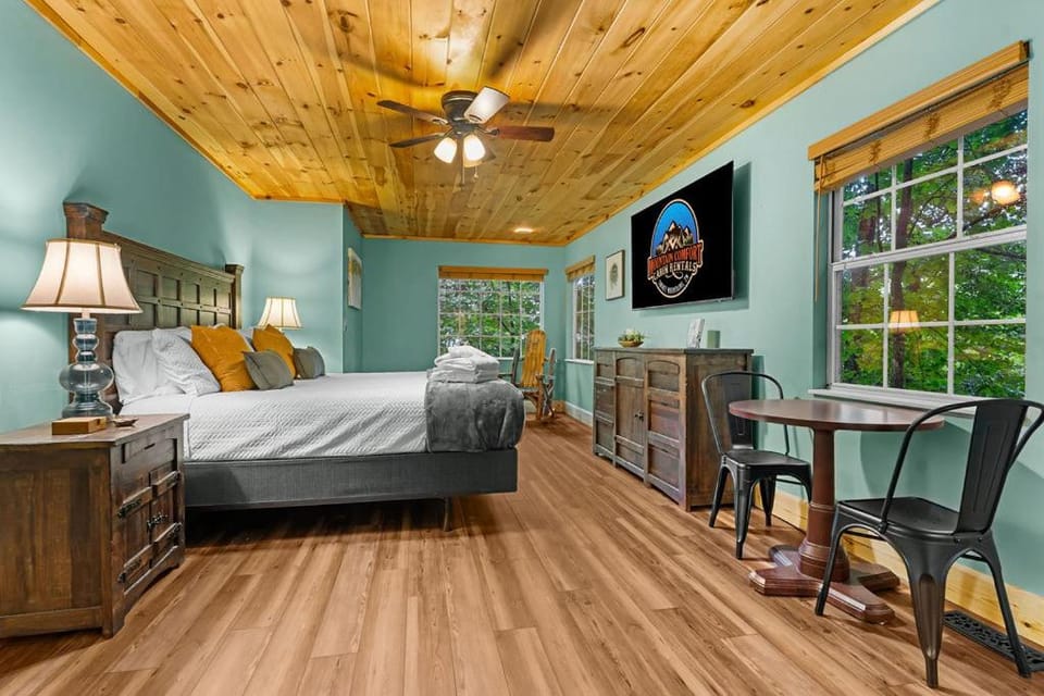Bed, TV and multimedia, Photo of the whole room, Bedroom