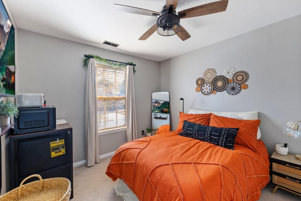 Bed, TV and multimedia, Photo of the whole room, Bedroom