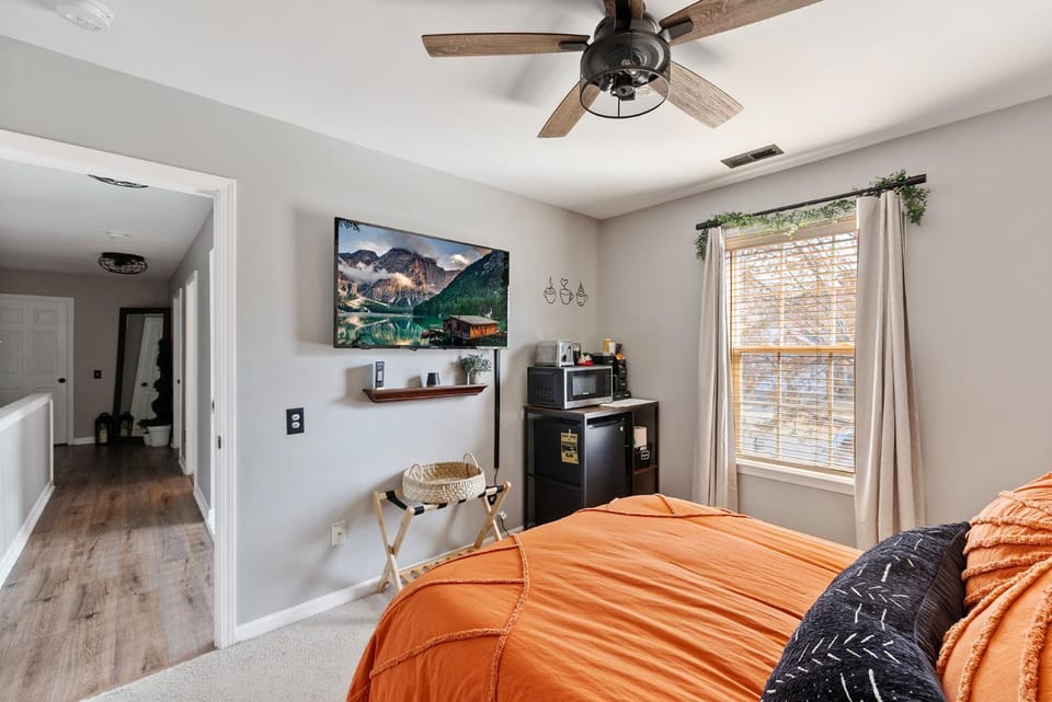 Bed, TV and multimedia, Bedroom