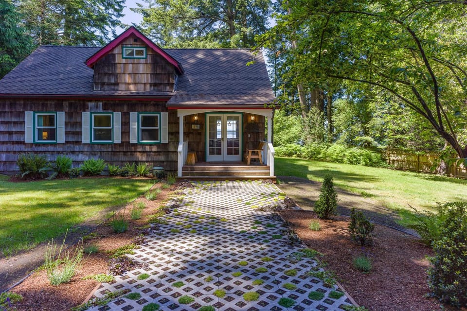 Sandy Beachfront, Hot Tub, Pet-Friendly, Kayaking House in Washington