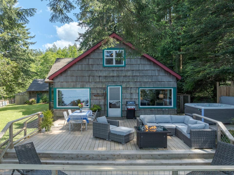 Sandy Beachfront, Hot Tub, Pet-Friendly, Kayaking House in Washington