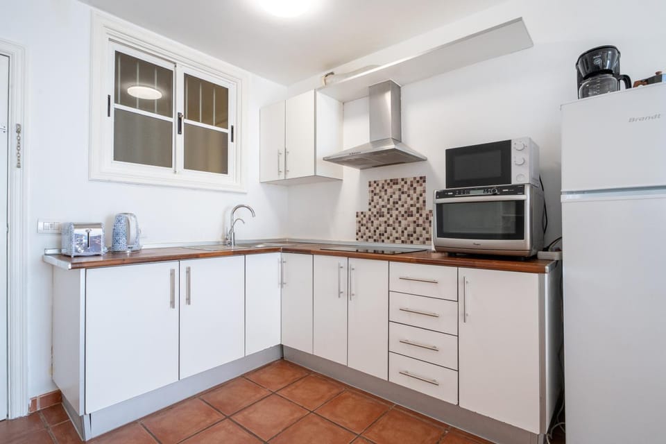 Coffee/tea facilities, Kitchen or kitchenette, oven, stove