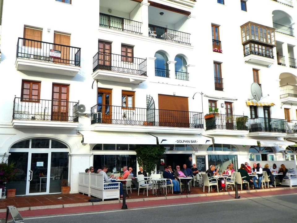 Property building, Day, Food and drinks, Street view, Location