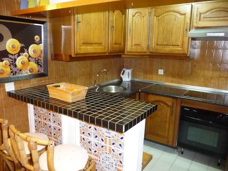 Kitchen or kitchenette, minibar